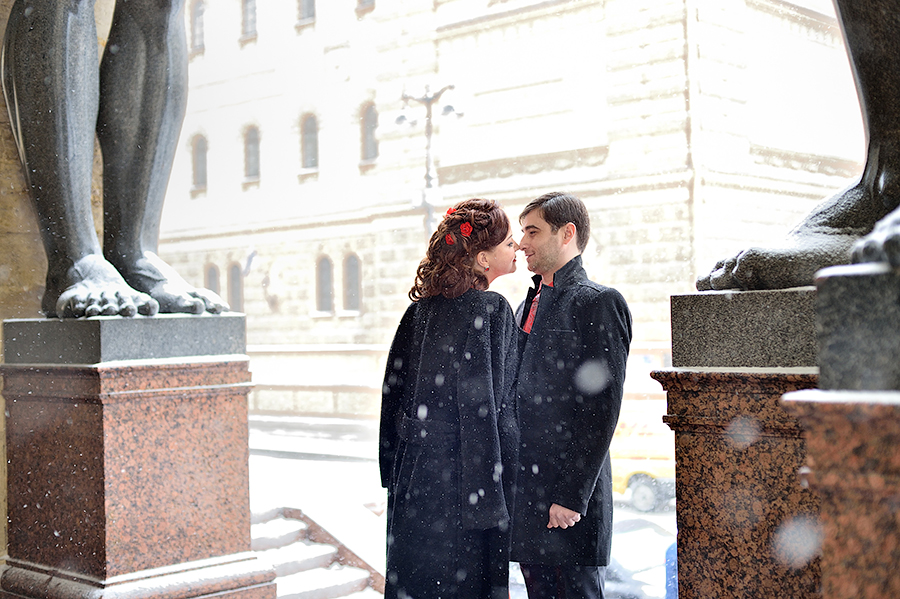 Свадебная фотосессия зимой в снегопад в Петербурге.